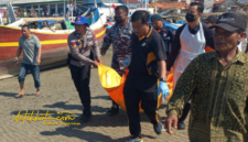 Petugas bersama warga mengevakuasi jenazah korban yang ditemukan di pesisir Desa Branta Pesisir, Kecamatan Tlanakan, Pamekasan.