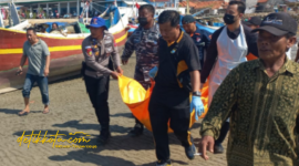 Petugas bersama warga mengevakuasi jenazah korban yang ditemukan di pesisir Desa Branta Pesisir, Kecamatan Tlanakan, Pamekasan.