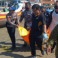 Petugas bersama warga mengevakuasi jenazah korban yang ditemukan di pesisir Desa Branta Pesisir, Kecamatan Tlanakan, Pamekasan.