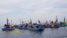 prosesi Larung Sesaji pada tradisi Petik Laut di PPI Mayangan, Sabtu (11/10/2025).