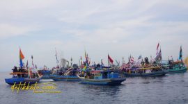 prosesi Larung Sesaji pada tradisi Petik Laut di PPI Mayangan, Sabtu (11/10/2025).