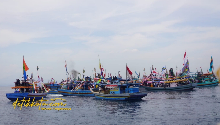 prosesi Larung Sesaji pada tradisi Petik Laut di PPI Mayangan, Sabtu (11/10/2025).