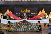 Tim Batik in Motion Kota Probolinggo berpose usai tampil dalam ajang World Dance Masters 2025 di Senayan, Jakarta.