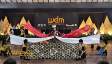 Tim Batik in Motion Kota Probolinggo berpose usai tampil dalam ajang World Dance Masters 2025 di Senayan, Jakarta.