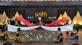 Tim Batik in Motion Kota Probolinggo berpose usai tampil dalam ajang World Dance Masters 2025 di Senayan, Jakarta.