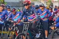Bupati Bangkalan Lukman Hakim ikut bersepeda bersama peserta dalam kegiatan GOBAR SEJALAN 2025 yang digelar dalam rangka Hari Jadi Bangkalan ke-494, Minggu (12/10/2025).