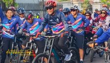 Bupati Bangkalan Lukman Hakim ikut bersepeda bersama peserta dalam kegiatan GOBAR SEJALAN 2025 yang digelar dalam rangka Hari Jadi Bangkalan ke-494, Minggu (12/10/2025).