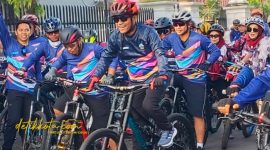 Bupati Bangkalan Lukman Hakim ikut bersepeda bersama peserta dalam kegiatan GOBAR SEJALAN 2025 yang digelar dalam rangka Hari Jadi Bangkalan ke-494, Minggu (12/10/2025).