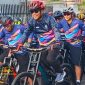 Bupati Bangkalan Lukman Hakim ikut bersepeda bersama peserta dalam kegiatan GOBAR SEJALAN 2025 yang digelar dalam rangka Hari Jadi Bangkalan ke-494, Minggu (12/10/2025).