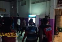 Petugas gabungan Polres Pamekasan bersama Kodim 0826 dan Satpol PP saat melaksanakan razia di sejumlah tempat hiburan dan kos-kosan, Sabtu (11/10/2025) malam.
