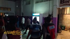 Petugas gabungan Polres Pamekasan bersama Kodim 0826 dan Satpol PP saat melaksanakan razia di sejumlah tempat hiburan dan kos-kosan, Sabtu (11/10/2025) malam.