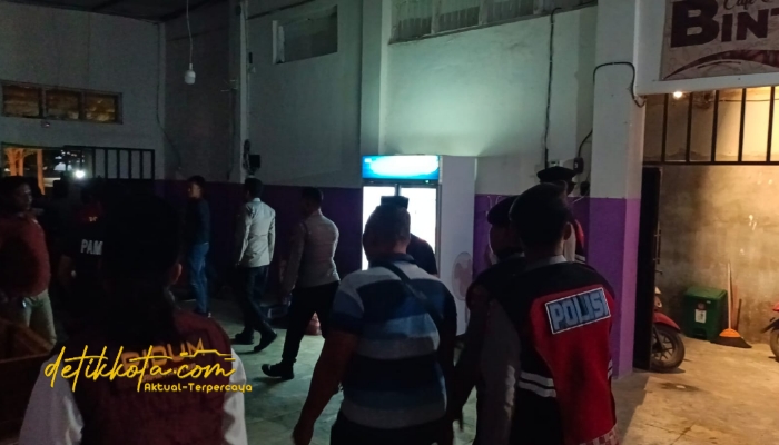 Petugas gabungan Polres Pamekasan bersama Kodim 0826 dan Satpol PP saat melaksanakan razia di sejumlah tempat hiburan dan kos-kosan, Sabtu (11/10/2025) malam.