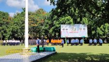 Wakil Bupati Bangkalan Moh. Fauzan Ja’far memimpin upacara peringatan Hari Jadi ke-80 Provinsi Jawa Timur di halaman Kantor Bupati Bangkalan, Senin (13/10/2025).