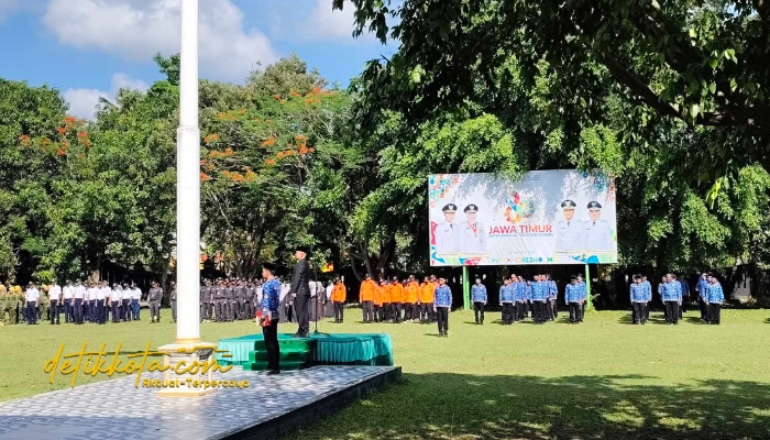 Wakil Bupati Bangkalan Moh. Fauzan Ja’far memimpin upacara peringatan Hari Jadi ke-80 Provinsi Jawa Timur di halaman Kantor Bupati Bangkalan, Senin (13/10/2025).