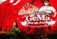Wakil Bupati Malang Dra. Hj. Lathifah Shohib menghadiri Konser Gema Merah Putih dan Ngaji Kebangsaan bersama Gus Miftah di Lapangan Desa Pandesari, Kecamatan Pujon, Minggu (12/10/2025) malam.