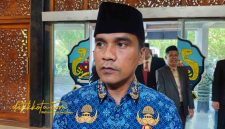 Bupati Bangkalan Lukman Hakim usai memimpin upacara peringatan Hari Jadi ke-80 Provinsi Jawa Timur di halaman Kantor Bupati Bangkalan, Senin (13/10/2025)
