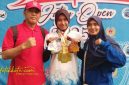 Ajeng Ayu Syarifah, atlet muda asal Sumenep, usai meraih lima medali emas pada Kejuaraan Renang Antar Klub se-Indonesia Jatim Open 2025 di Kolam Renang Kanjuruhan, Kabupaten Malang.