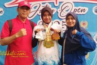 Ajeng Ayu Syarifah, atlet muda asal Sumenep, usai meraih lima medali emas pada Kejuaraan Renang Antar Klub se-Indonesia Jatim Open 2025 di Kolam Renang Kanjuruhan, Kabupaten Malang.