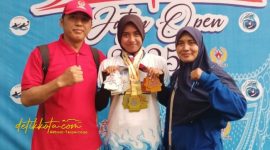 Ajeng Ayu Syarifah, atlet muda asal Sumenep, usai meraih lima medali emas pada Kejuaraan Renang Antar Klub se-Indonesia Jatim Open 2025 di Kolam Renang Kanjuruhan, Kabupaten Malang.