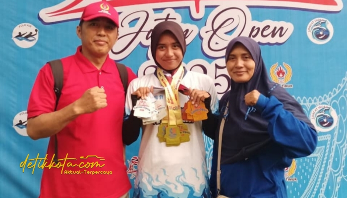 Ajeng Ayu Syarifah, atlet muda asal Sumenep, usai meraih lima medali emas pada Kejuaraan Renang Antar Klub se-Indonesia Jatim Open 2025 di Kolam Renang Kanjuruhan, Kabupaten Malang.