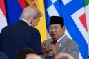 Presiden Republik Indonesia Prabowo Subianto berjabat tangan dengan Presiden Amerika Serikat Donald Trump usai penandatanganan perjanjian perdamaian Gaza di International Congress Centre, Sharm El-Sheikh, Mesir, Senin (13/10/2025).