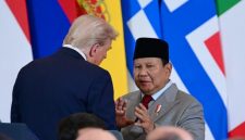 Presiden Republik Indonesia Prabowo Subianto berjabat tangan dengan Presiden Amerika Serikat Donald Trump usai penandatanganan perjanjian perdamaian Gaza di International Congress Centre, Sharm El-Sheikh, Mesir, Senin (13/10/2025).