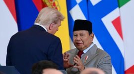 Presiden Republik Indonesia Prabowo Subianto berjabat tangan dengan Presiden Amerika Serikat Donald Trump usai penandatanganan perjanjian perdamaian Gaza di International Congress Centre, Sharm El-Sheikh, Mesir, Senin (13/10/2025).
