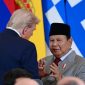 Presiden Republik Indonesia Prabowo Subianto berjabat tangan dengan Presiden Amerika Serikat Donald Trump usai penandatanganan perjanjian perdamaian Gaza di International Congress Centre, Sharm El-Sheikh, Mesir, Senin (13/10/2025).