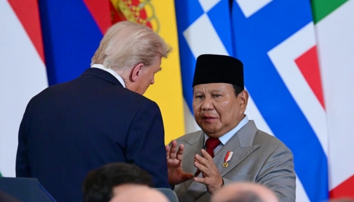 Presiden Republik Indonesia Prabowo Subianto berjabat tangan dengan Presiden Amerika Serikat Donald Trump usai penandatanganan perjanjian perdamaian Gaza di International Congress Centre, Sharm El-Sheikh, Mesir, Senin (13/10/2025).