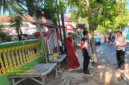 Petugas kepolisian saat melakukan olah TKP di lokasi kecelakaan tunggal di depan SDN Murtajih 1, Desa Murtajih, Kecamatan Pademawu, Pamekasan, Rabu (15/10/2025).
