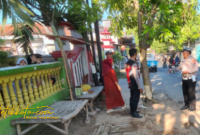 Petugas kepolisian saat melakukan olah TKP di lokasi kecelakaan tunggal di depan SDN Murtajih 1, Desa Murtajih, Kecamatan Pademawu, Pamekasan, Rabu (15/10/2025).