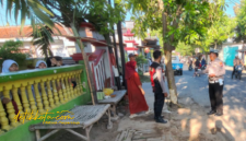 Petugas kepolisian saat melakukan olah TKP di lokasi kecelakaan tunggal di depan SDN Murtajih 1, Desa Murtajih, Kecamatan Pademawu, Pamekasan, Rabu (15/10/2025).