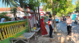 Petugas kepolisian saat melakukan olah TKP di lokasi kecelakaan tunggal di depan SDN Murtajih 1, Desa Murtajih, Kecamatan Pademawu, Pamekasan, Rabu (15/10/2025).