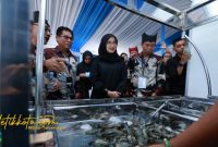 Bupati Banyuwangi Ipuk Fiestiandani bersama pelaku industri udang saat membuka Forum Shrimp Fair 2025 di Banyuwangi.