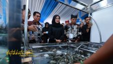 Bupati Banyuwangi Ipuk Fiestiandani bersama pelaku industri udang saat membuka Forum Shrimp Fair 2025 di Banyuwangi.