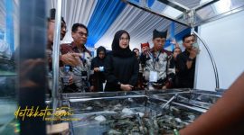 Bupati Banyuwangi Ipuk Fiestiandani bersama pelaku industri udang saat membuka Forum Shrimp Fair 2025 di Banyuwangi.