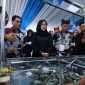Bupati Banyuwangi Ipuk Fiestiandani bersama pelaku industri udang saat membuka Forum Shrimp Fair 2025 di Banyuwangi.