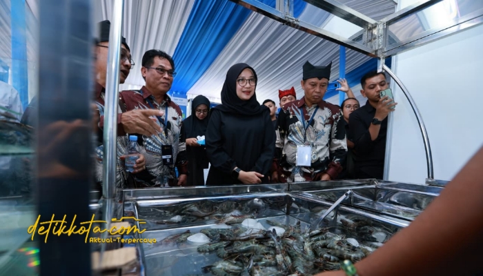 Bupati Banyuwangi Ipuk Fiestiandani bersama pelaku industri udang saat membuka Forum Shrimp Fair 2025 di Banyuwangi.