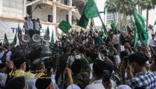 Ribuan santri dan kader Nahdlatul Ulama (NU) menggelar Aksi Bela Ulama dan Pesantren di depan kantor Trans7, Jakarta, Rabu (15/10/2025). (Foto: Antara)