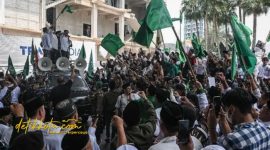 Ribuan santri dan kader Nahdlatul Ulama (NU) menggelar Aksi Bela Ulama dan Pesantren di depan kantor Trans7, Jakarta, Rabu (15/10/2025). (Foto: Antara)