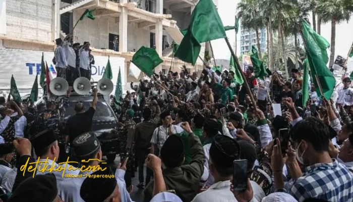 Ribuan santri dan kader Nahdlatul Ulama (NU) menggelar Aksi Bela Ulama dan Pesantren di depan kantor Trans7, Jakarta, Rabu (15/10/2025). (Foto: Antara)