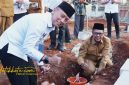 Wakil Bupati Subang H. Agus Masykur Rosyadi saat meletakkan batu pertama pembangunan Masjid Jami’ Al-Kautsar di Desa Marengmang, Kecamatan Kalijati, Selasa (14/10/2025).