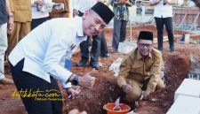 Wakil Bupati Subang H. Agus Masykur Rosyadi saat meletakkan batu pertama pembangunan Masjid Jami’ Al-Kautsar di Desa Marengmang, Kecamatan Kalijati, Selasa (14/10/2025).