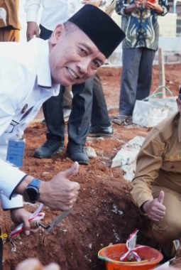 Wabup Subang Kang Akur Ajak Warga Marengmang Bangun Semangat Kolaborasi Saat Peletakan Batu Pertama Masjid Jami’ Al-Kautsar
