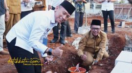 Wakil Bupati Subang H. Agus Masykur Rosyadi saat meletakkan batu pertama pembangunan Masjid Jami’ Al-Kautsar di Desa Marengmang, Kecamatan Kalijati, Selasa (14/10/2025).