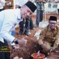 Wakil Bupati Subang H. Agus Masykur Rosyadi saat meletakkan batu pertama pembangunan Masjid Jami’ Al-Kautsar di Desa Marengmang, Kecamatan Kalijati, Selasa (14/10/2025).