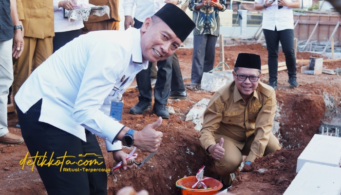 Wakil Bupati Subang H. Agus Masykur Rosyadi saat meletakkan batu pertama pembangunan Masjid Jami’ Al-Kautsar di Desa Marengmang, Kecamatan Kalijati, Selasa (14/10/2025).