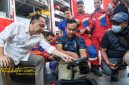 Wali Kota Surabaya Eri Cahyadi bersama personel Dinas Pemadam Kebakaran dan Penyelamatan (DPKP) usai mendengarkan kesaksian langsung proses evakuasi korban reruntuhan Ponpes Al-Khoziny, Sidoarjo, Rabu (15/10/2025).