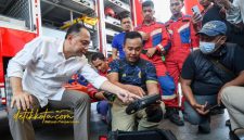 Wali Kota Surabaya Eri Cahyadi bersama personel Dinas Pemadam Kebakaran dan Penyelamatan (DPKP) usai mendengarkan kesaksian langsung proses evakuasi korban reruntuhan Ponpes Al-Khoziny, Sidoarjo, Rabu (15/10/2025).