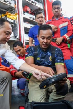 Wali Kota Surabaya Apresiasi Tim Rescue DPKP atas Aksi Heroik Selamatkan Santri Al-Khoziny